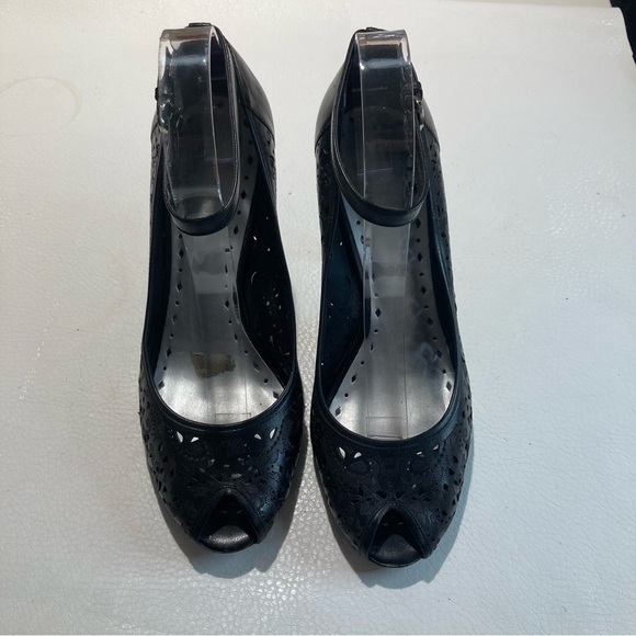 𝅺BCBGIRLS Sz 9  Leather Leather Cut Out Ankle Strap Peep Toe Heeled Shoes - Picture 2 of 15